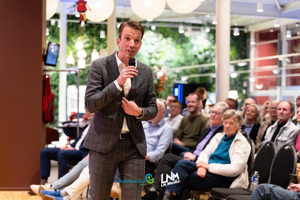 Spreker voor een zaal tijdens een bijeenkomst van Business Club N.V.